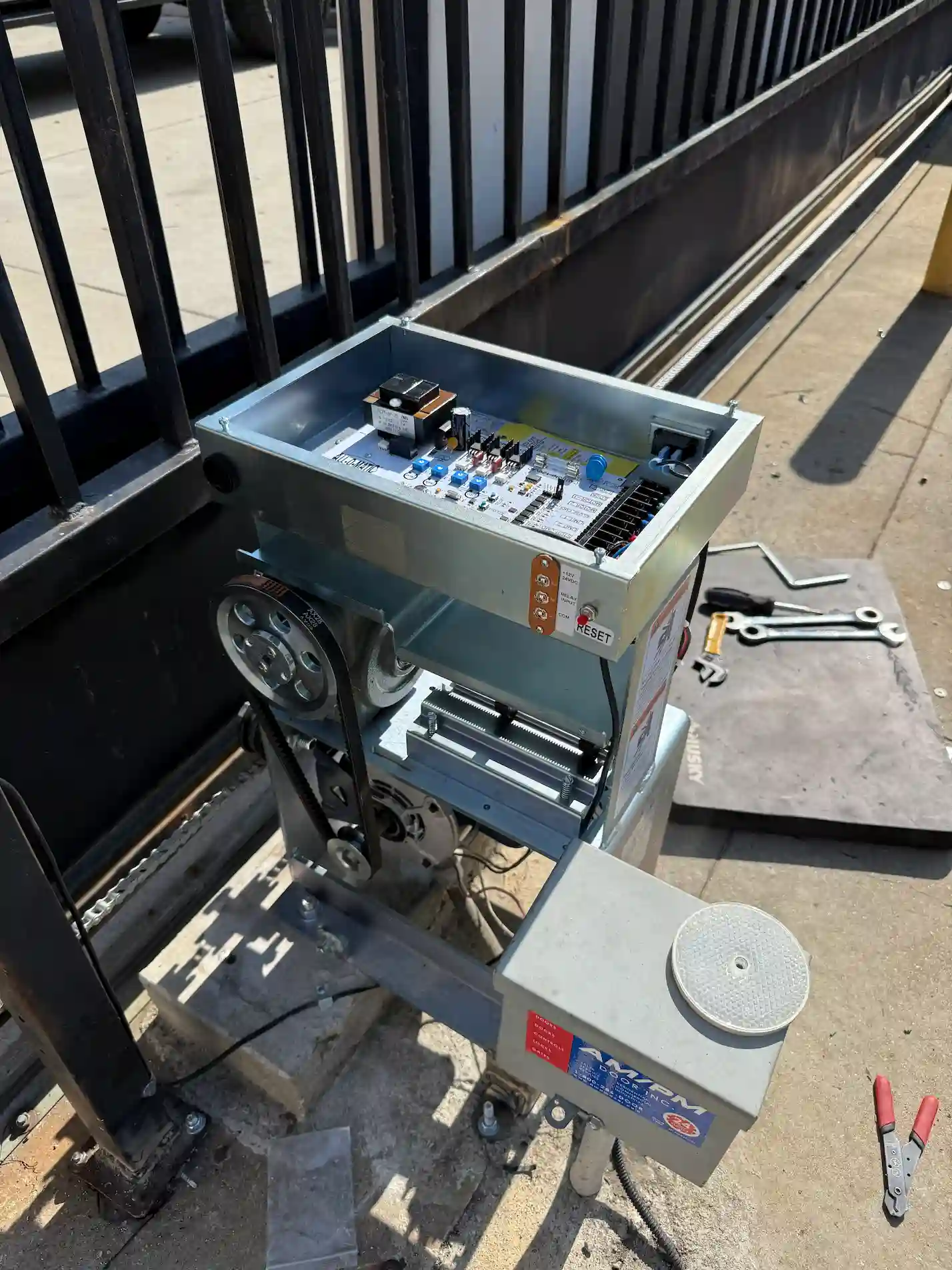 Allomatic gate motor open by MetroDGS